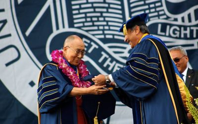 El Dalai Lama recibe la medalla de la Universidad de California