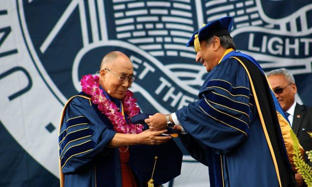 El Dalai Lama recibe la medalla de la Universidad de California