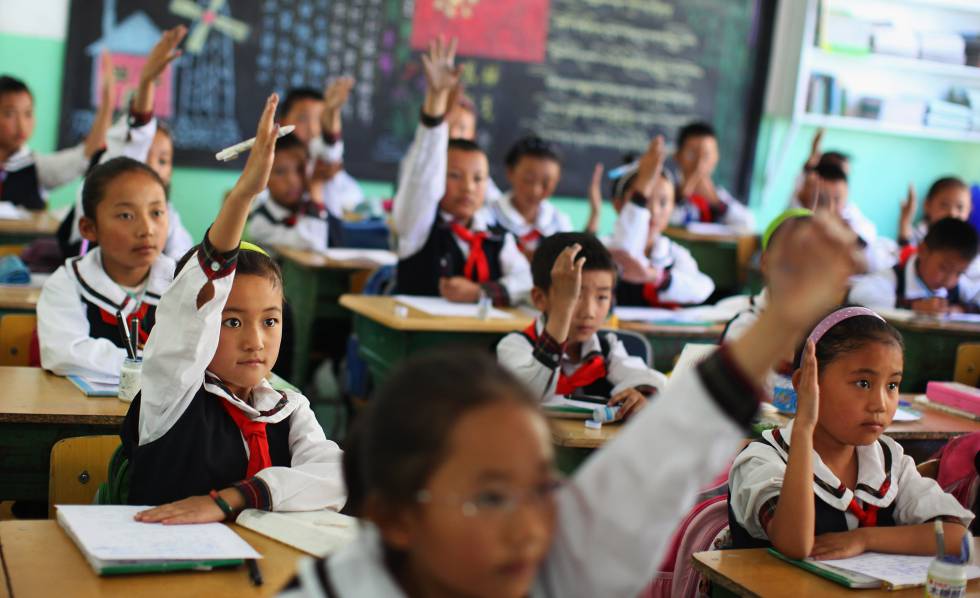 niños tibetanos en la escuela