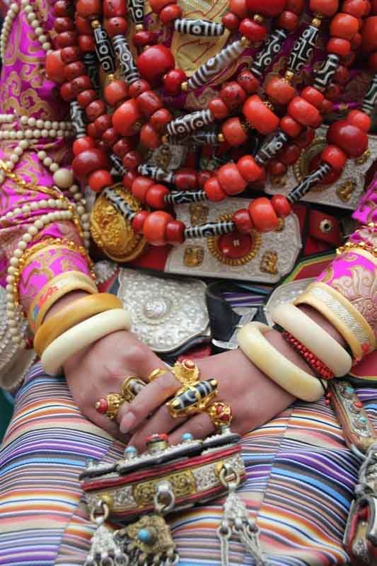 tibetano con joyas